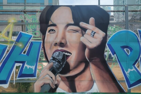 광주 남구 백운광장 스트리트푸드존 및 백양로상가 거리에 그려져 있는 K-팝 스타. 정유철 기자