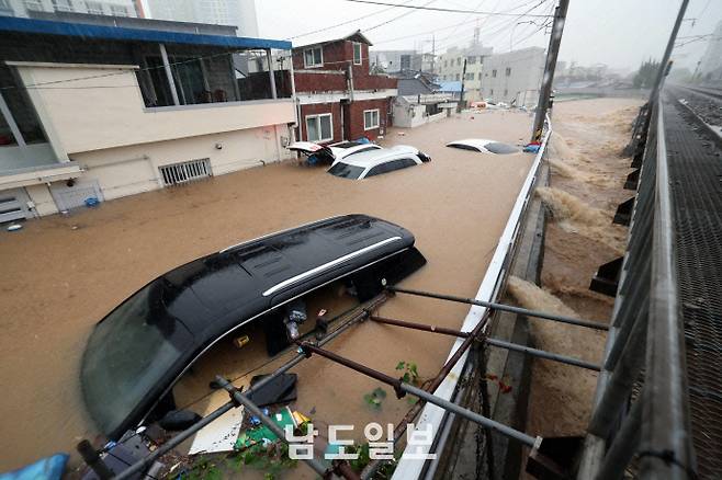 폭염과 집중호우가 반복되며 운전자 사고도 다수 발생하면서 보험업계에서는 무상점검 지원과 보험료 할인 등을 통해 사고 예방 활동에 나서고 있다. 사진은 지난 7월 17일 광주 북구 신안동 일대가 침수돼 차량이 물에 잠겨 있는 모습. /남도일보 DB