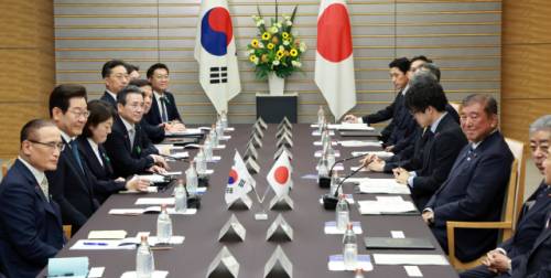 ◇이재명 대통령과 이시바 시게루 일본 총리가 23일 일본 도쿄 총리 관저에서 한일 확대정상회담을 하고 있다. 연합뉴스