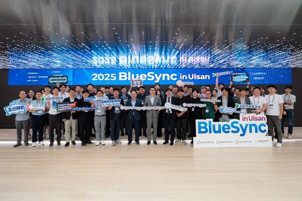 창업도약패키지 대-스타 BlueSync with 삼성중공업 행사 관계자들이 울산창조경제혁신센터에서 단체사진을 찍고 있다. /경남창조경제혁신센터