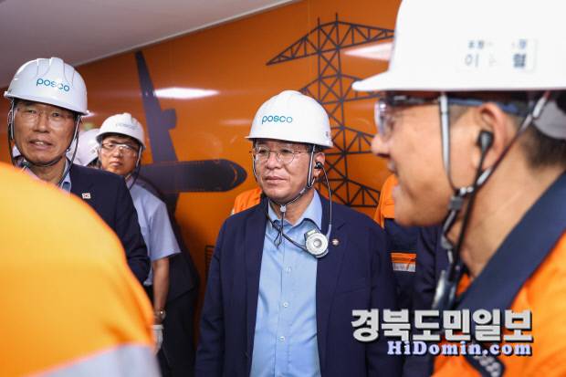 이상휘 의원이 포스코 산업현장을 시찰하고 있다.