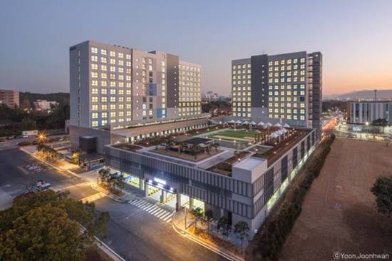 포스코A&C가 설계·시공을 주도한 12층 규모의 기숙사 건물인 '포스코 광양 기가타운' 조감도. 사진=포항시 제공