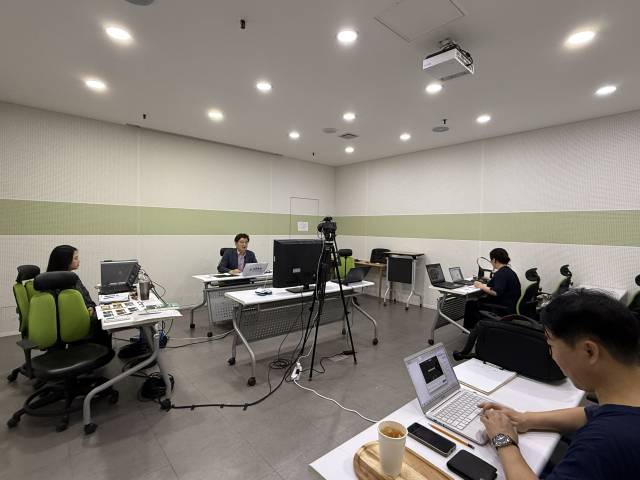 지난 6월 한국해양과학기술원(KIOST) 김동성 제주연구소장이 ‘과학자들은 왜 깊은 바다로 갔을까’라는 주제의 오션클래스 강의를 촬영하고 있다. 모든 강의 만족도가 5점 만점에 4점 이상을 기록했다. 한국해양산업협회 제공