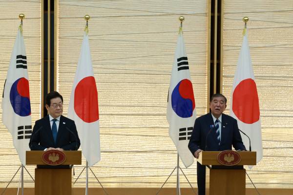 이재명 대통령이 23일 일본 도쿄 총리 관저에서 이시바 시게루 일본 총리와 공동 언론 발표를 하고 있다.연합