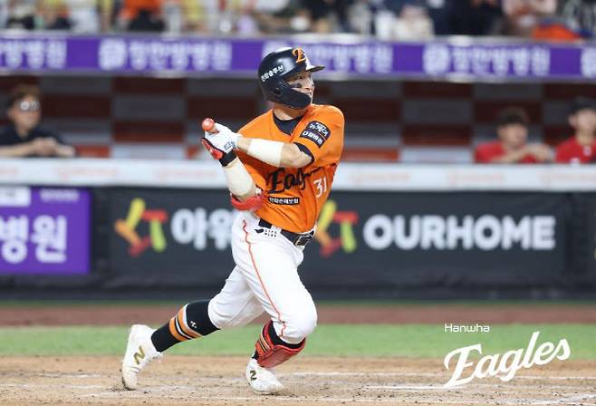 한화 이글스 손아섭이 23일 대전 한화생명볼파크에서 열린 2025 프로야구 SSG 랜더스와 홈 경기 8회말 공격에서 프로야구 최초 개인 통산 2천600번째 안타를 치고 있다. 사진=한화 이글스