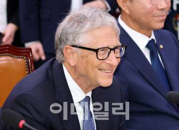 [이데일리 방인권 기자] 빌 게이츠 게이츠재단 이사장이 21일 서울 여의도 국회 외교통일위원회를 찾아 ‘한국의 글로벌 조건 기여와 리더십’을 주제로 간담회를 하고 있다.