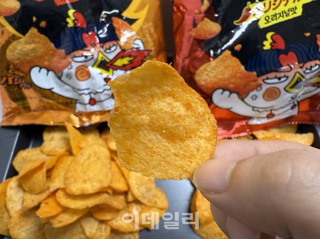 불닭 감자칩 오리지널 맛. 신라면보다 조금 매콤한 정도로, 먹다 보면 혀가 얼얼해지는 매운맛이 특징이다. (사진=한전진 기자)