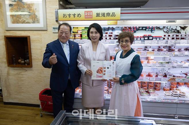 김혜경 여사가 24일(현지 시간) 일본 도쿄의 한식당 내 마련된 김치박물관을 방문한 뒤 관계자 등과 기념촬영을 하고 있다.(사진=뉴시스)