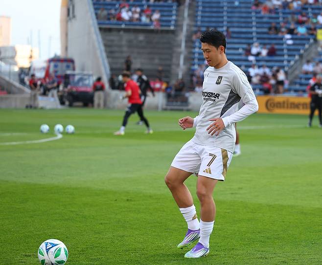 (손흥민이 경기전 필드에서 몸을 풀고 있다)