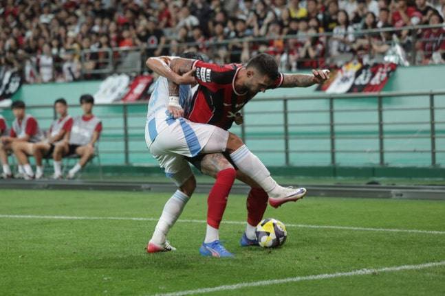 지난 7월 상암에서 맞붙은 FC서울과 울산HD의 모습