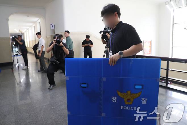 충북경찰청이 지난 21일 해외 출장길에 지역 기업인들에게 금품을 수수한 의혹을 받는 김영환 충북지사의 사무실을 압수수색하고 있다. 2025.8.21/뉴스1 ⓒ News1 김용빈 기자