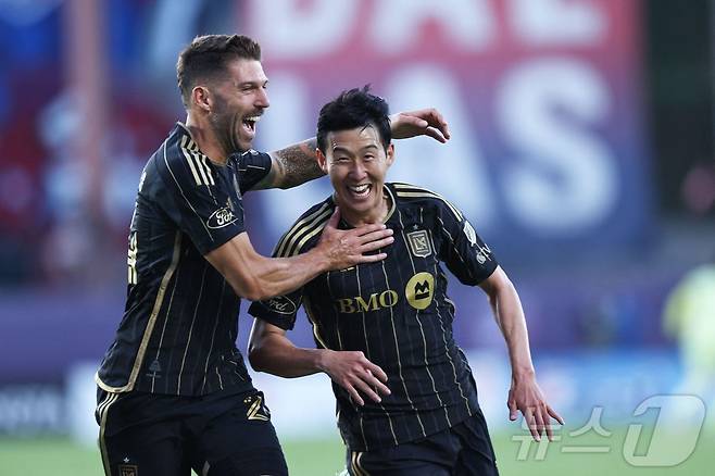 손흥민이 24일(한국시간) 미국 텍사스주 프리스코 도요타 스타디움에서 열린 LA FC와 FC댈러스 2025 MLS 29라운드에서 선제골을 넣은 후 기뻐하고 있다. ⓒ AFP=뉴스1 ⓒ News1 이재명 기자