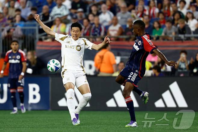 미국메이저리그사커(MLS) LA FC의 공격수 손흥민이 17일(이하 한국시간) 미국 매사추세츠 폭스버러의 질레트 스타디움에서 열린 2025 MLS 28라운드 뉴잉글랜드 원정 경기에서 마마두 포파나와 볼다툼을 벌이고 있다. 손흥민은 이날 4-3-3 포메이션의 최전방 공격수로 선발 출전했다. ⓒ AFP=뉴스1