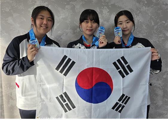 제16회 쉼켄트 아시아사격선수권대회 공기소총 여자 주니어부 단체전에서 동메달을 차지한 김서현(한국체대), 손진주(남부대), 최가혜(경북체고). 사진 | 대한사격연맹