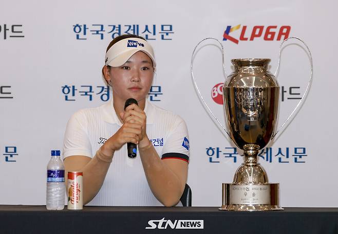 24일 경기도 포천시 포천힐스 컨트리클럽(파72)에서 열린 '2025시즌 한국여자프로골프(KLPGA) 투어 BC카드·한경레이디스컵(총상금 15억 원)'에 출전한 김민솔이 우승 기자회견을 하고 있다. /사진=손진현 기자