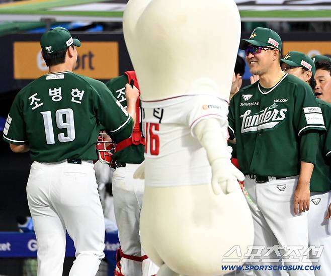16일 인천SSG랜더스필드에서 열린 LG와 SSG의 경기, SSG가 10대7로 승리했다. 승리의 기쁨을 나누는 이숭용 감독과 선수들의 모습. 인천=허상욱 기자wook@sportschosun.com/2025.08.16/