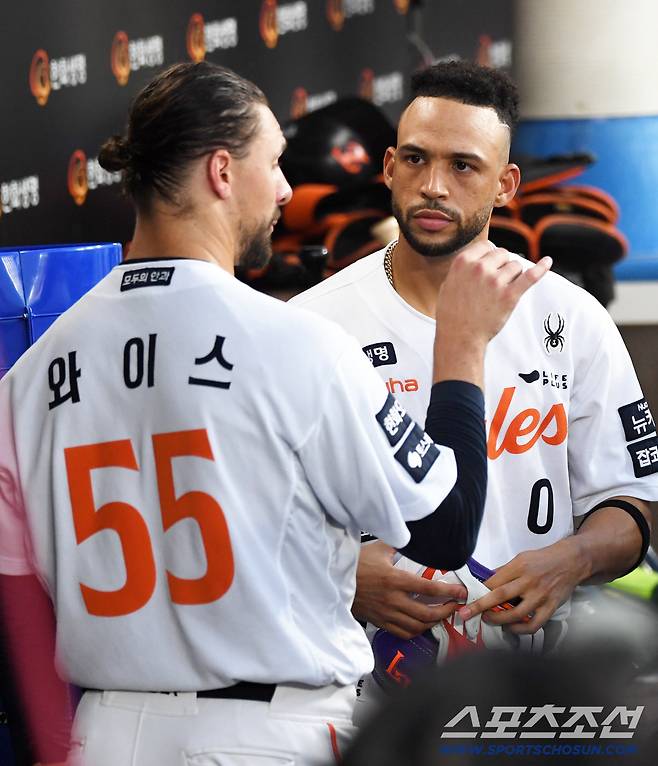 19일 대전 한화생명볼파크에서 열린 한화 이글스와 두산 베어스의 경기. 한화 와이스, 리베라토가 대화를 나누고 있다. 대전=박재만 기자 pjm@sportschosun.com/2025.08.19/