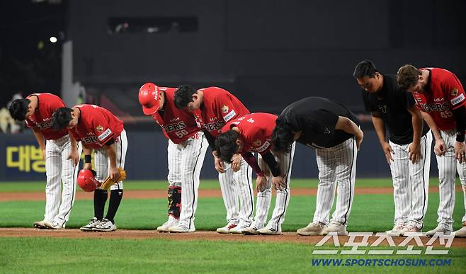 23일 광주 기아챔피언스필드에서 열린 KIA 타이거즈와 LG 트윈스의 경기. 패한 KIA 선수들이 아쉬워하고 있다. 광주=박재만 기자 pjm@sportschosun.com/2025.08.23/