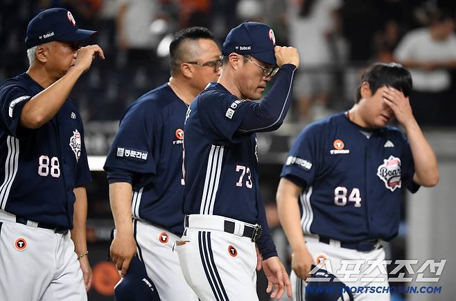 20일 대전 한화생명볼파크에서 열린 한화 이글스와 두산 베어스의 경기. 승리한 두산 조성환 감독대행이 기뻐하고 있다. 대전=박재만 기자 pjm@sportschosun.com/2025.08.20/
