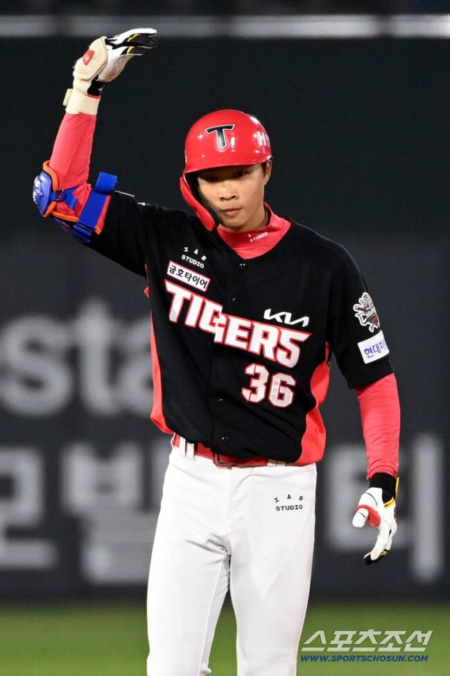 10일 부산 사직야구장에서 열린 KIA와 롯데의 경기, 5회초 KIA 박재현이 2루타를 치고 기뻐하고 있다. 부산=허상욱 기자wook@sportschosun.com/2025.04.10/