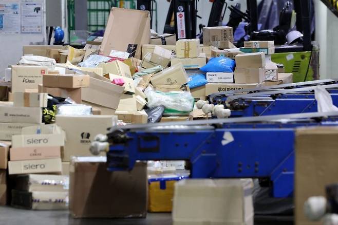 물류센터에 택배가 쌓인 모습. 사진은 기사 중 특정 표현과 관련 없음. 연합뉴스