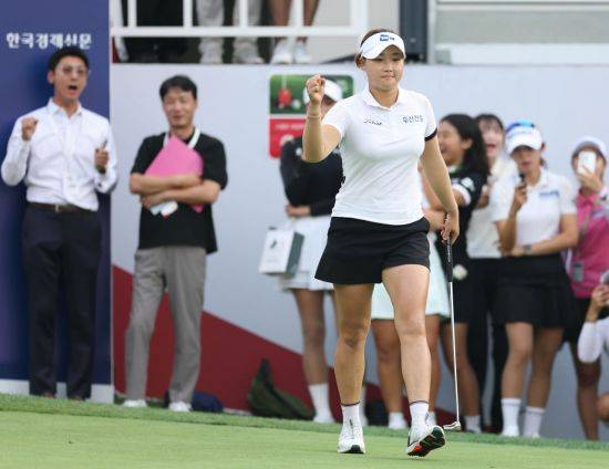 김민솔이 BC카드·한경 레이디스컵 4라운드 18번 홀에서 우승 이글을 낚은 뒤 환호하고 있다. 사진제공=KLPGA