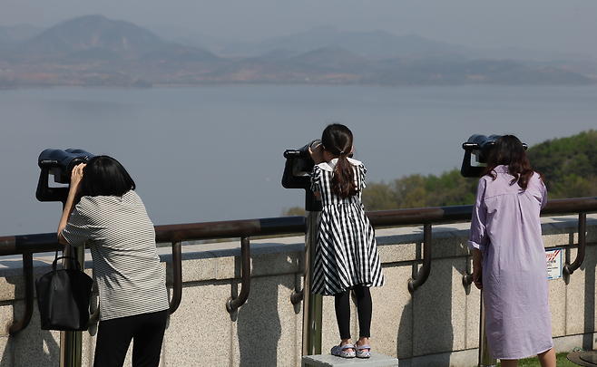 경기도 파주시 오두산 통일전망대에서 시민들이 망원경으로 북측을 바라보고 있다