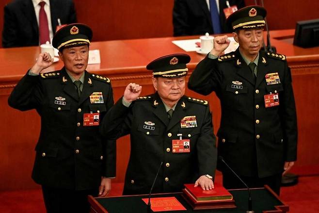 2023년3월 전국인민대표대회(전인대)에서 새로 선출된 중앙군사위 허웨이둥 부주석, 장여우샤 부주석, 리샹푸 군사위원 겸 국방부장(왼쪽부터)이 헌법 선서를 하고 있다. 리샹푸 국방부장은 2023년 10월 해임됐고, 허웨이둥 부주석도 지난 3월부터 공개석상에서 사라졌다. /로이터 연합뉴스