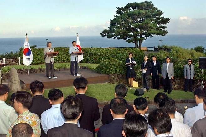 2004년 7월 21일 노무현 대통령이 고이즈미 총리와 정상회담 후 가진 공동기자회견에서 노 대통령이 ‘독도’를 ‘다케시마(竹島)’라고 말했으나 서명진 일본어 통역이 이를 바로잡았다. 일본어로 통역할 때 다케시마 '대신 독도라고 함으로써 논란이 확산되는 것을 막았다. 큰 소나무 아래 보이는 여성이 서명진씨./청와대