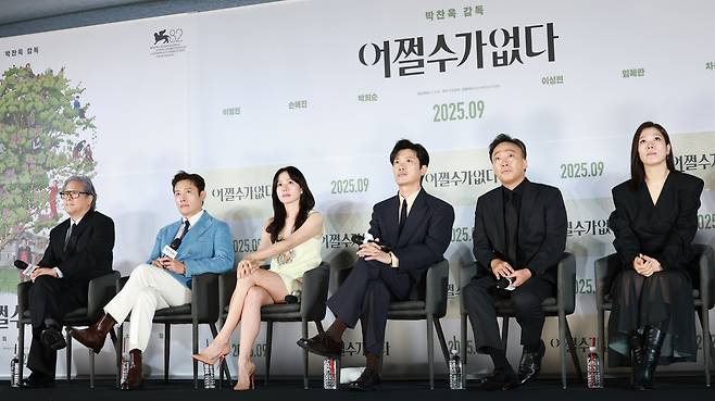 박찬욱 감독(왼쪽부터)과 배우 이병헌, 손예진, 박희순, 이성민, 염혜란이 19일 오전 서울 용산구 CGV용산아이파크몰에서 열린 영화 ‘여쩔수가없다’(감독 박찬욱) 제작보고회에 참석해 취재진 질문을 듣고 있다./뉴스1