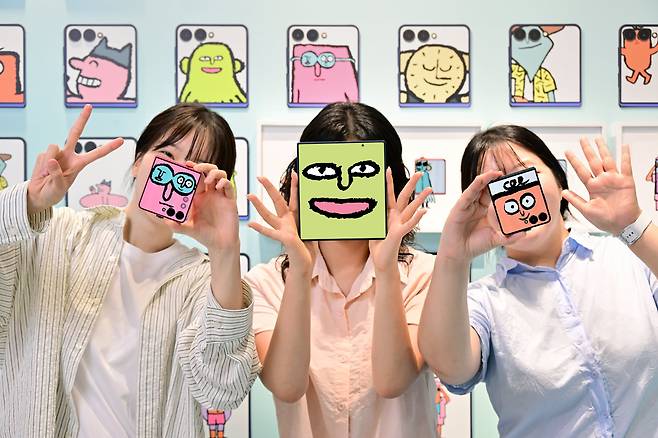 삼성전자가 아티스트 ‘장 줄리앙’과 협업해 마련한 갤럭시 폴더블폰 체험 공간에서 방문객들이 갤럭시Z 폴드·플립7을 활용해 ‘뉴페이스 셀피’를 촬영하고 있다./삼성전자 제공