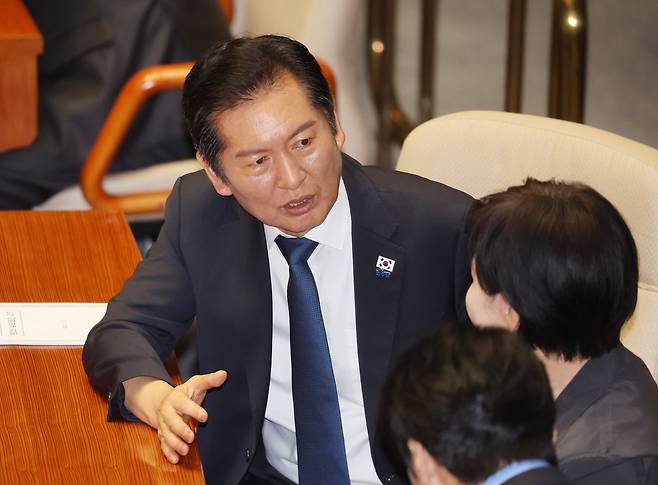 22일 서울 여의도 국회 본회의에서 더불어민주당 정청래 대표가 의원들과 대화하고 있다. /연합뉴스