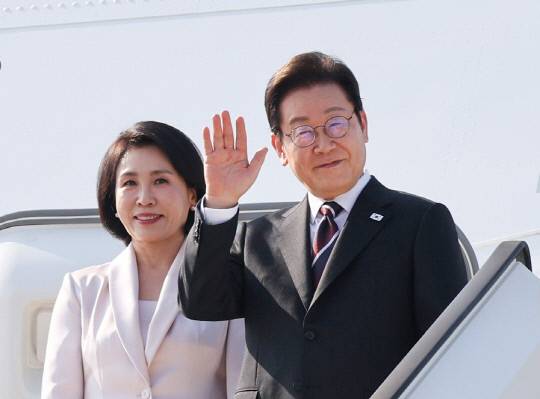 한일 정상회담을 마친 이재명 대통령과 부인 김혜경 여사가 24일 일본 도쿄 하네다공항에서 도널드 트럼프 미국 대통령과의 한미 정상회담을 위해 워싱턴DC로 향하며 공군1호기에 올라 인사하고 있다.  연합뉴스