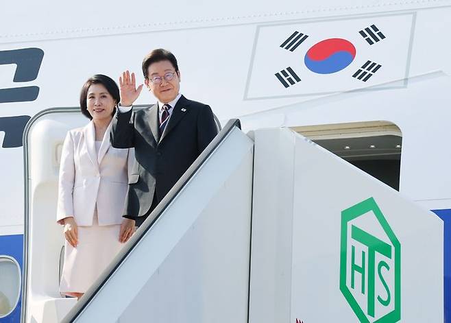 일본 방문 일정을 마친 이재명 대통령과 김혜경 여사가 23일 도쿄 하네다공항에서 도널드 트럼프 미국 대통령과의 한미 정상회담을 위해 워싱턴DC로 향하며 공군1호기에 올라 인사하고 있다.ⓒ뉴시스