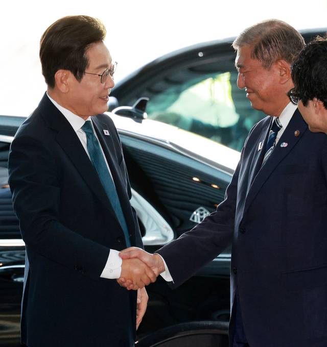 일본 총리 관저 도착한 이재명 대통령. 연합뉴스