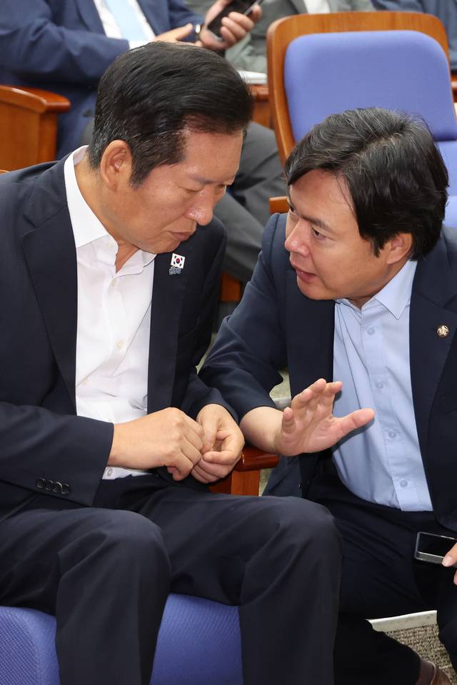 정청래 더불어민주당 대표가 24일 서울 여의도 국회에서 열린 의원총회에서 김현정 원내대변인과 대화하고 있다. [연합뉴스]