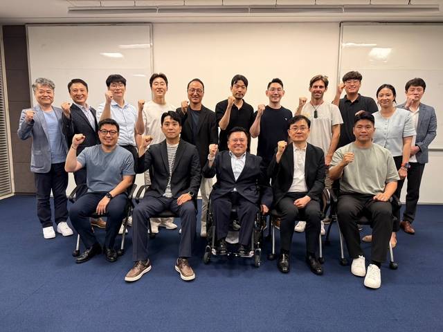 박태완(앞줄 가운데) 과기정통부 정보통신산업정책관이 지난 22일 AI·디지털 비즈니스 파트너십 참여 스타트업들과 간담회를 갖고 기념촬영하고 있다.