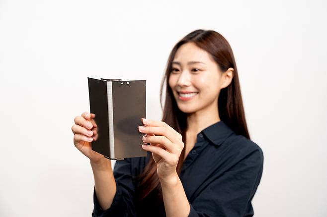 삼성전자 갤럭시Z 폴드7에 적용된 티타늄 플레이트. 파인엠텍이 티타늄 백플레이트를 생산한다. 〈사진 삼성디스플레이〉