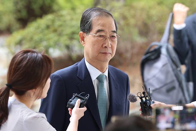 한덕수 전 총리, 특검 출석     (서울=연합뉴스) 서대연 기자 = 한덕수 전 국무총리가 22일 '12·3 비상계엄' 관련 내란·외환 사건을 수사하는 조은석 특별검사팀 사무실이 마련된 서울 서초구 서울고등검찰청으로 출석하고 있다. 2025.8.22     dwise@yna.co.kr (끝)