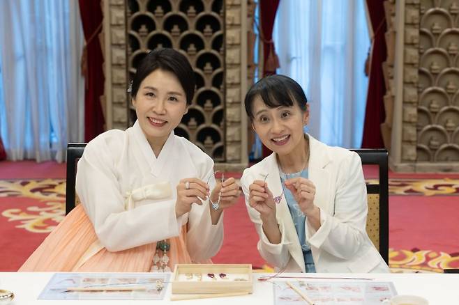 김혜경 여사, 한일 전통 매듭 만들기 체험 김혜경 여사(왼쪽)와 이시바 시게루 일본 총리의 부인 이시바 요시코 여사가 지난 23일 일본 도쿄 총리 관저에서 한일 양국의 전통매듭 만들기 체험을 하고 있다. 뉴시스