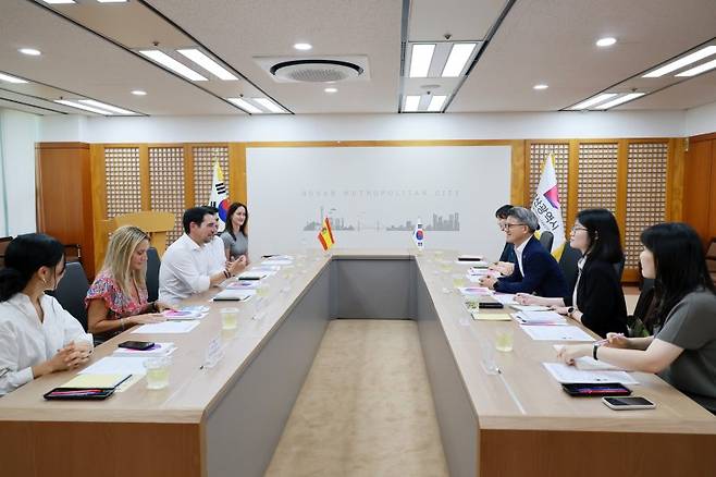 부산시 조규율 시민건강국장(오른쪽 세번째)이 부산을 찾은 스페인 카스텔데펠스 관계자와 글로벌 미식도시 네트워크를 통한 지속적 협력과 상생 발전을 논의하고 있다. 부산시 제공
