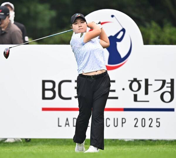 2025년 한국여자프로골프(KLPGA) 투어 BC카드·한경 레이디스컵 우승 경쟁에 뛰어든 홍정민 프로가 최종라운드에서 경기하는 모습이다. 사진제공=KLPGA