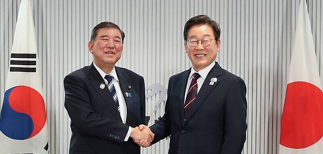 이재명 대통령이 17일(현지시각) 주요 7개국(G7) 정상회의 일정 중 열린 한·일 정상회담에서 이시바 시게루 일본 총리와 악수하고 있다. 연합뉴스