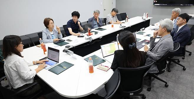 제13기 한겨레열린편집위원회 첫 회의가 지난 18일 오후 서울 마포구 한겨레신문사에서 열리고 있다. 최현수 기자 emd@hani.co.kr