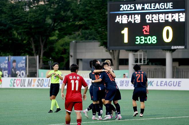 2025년 7월21일 저녁 서울 마포구 상암동 서울월드컵경기장 보조경기장에서 열린 더블유케이(WK)리그 경기에서 서울시청 선수들(검은색)이 득점한 뒤 얼싸안고 있다. 이종근 선임기자 root2@hani.co.kr