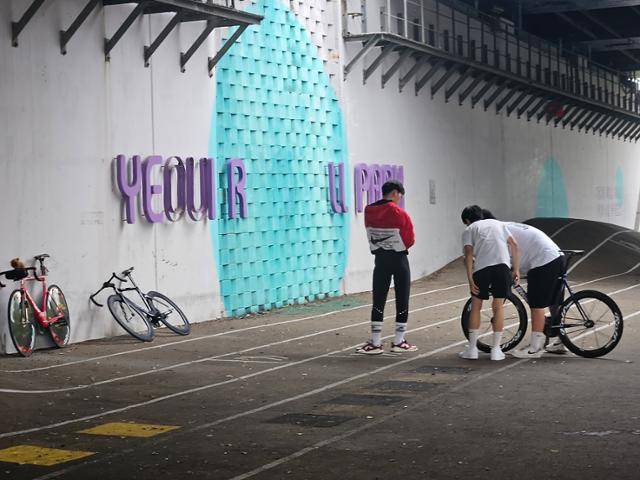 21일 오후 6시 서울 영등포구 서울색공원에 픽시 자전거를 타는 청소년들이 모여 있다. 오세운 기자