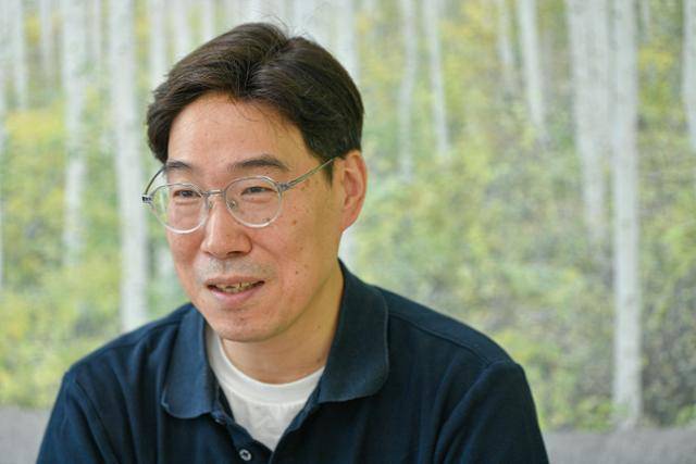 서울시 자살예방센터의 베테랑 정신건강전문요원이자 전 상담팀장인 주상현씨가 18일 한국일보와 인터뷰를 하고 있다. 남동균 인턴기자