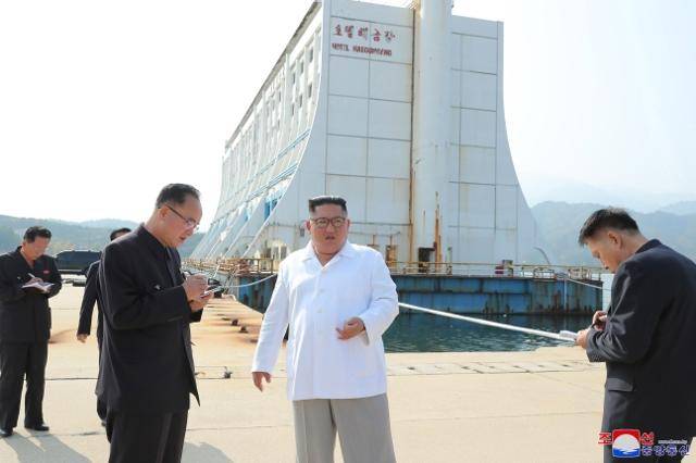 김정은(가운데) 북한 국무위원장이 2019년 10월 금강산관광지구를 현지지도하면서 남측 시설물 철거를 지시하고 있다. 조선중앙통신 홈페이지 캡처