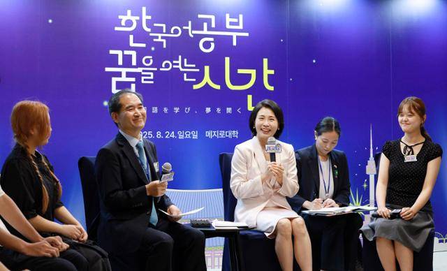 김혜경 여사가 24일 일본 도쿄 메지로대학교를 방문해 한국어학과 학생들과 대화를 하고 있다. 뉴시스