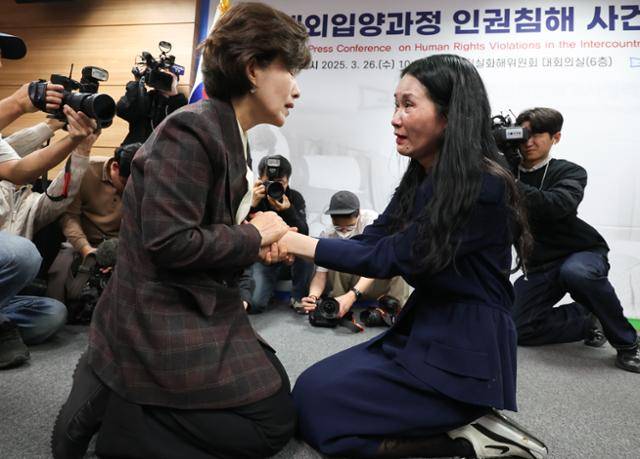 김유리(오른쪽)씨가 3월 26일 서울 중구 남산스퀘어빌딩에서 열린 진실화해를 위한 과거사 정리 위원회의 '해외입양과정 인권침해 사건 진실규명 결정 발표' 기자회견에서 박선영 위원장에게 무릎을 꿇고 진실규명을 호소하고 있다. 뉴스1